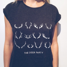 Potisk “The deer party” je tu s námi už od začátku 🦌🦌🦌
Nebudu vám říkat, jak a proč vznikl, vyložte si to každý po svém 😁
Každopádně si ho můžete navolit  na skoro všechno naše oblečení, v černé nebo v bílé barvě ✨